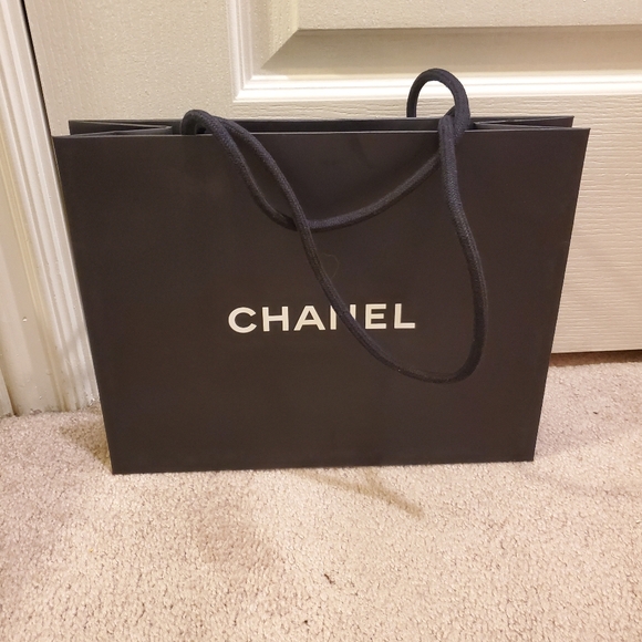 Authentic Chanel gift bag with camellia - Picture 4 of 4